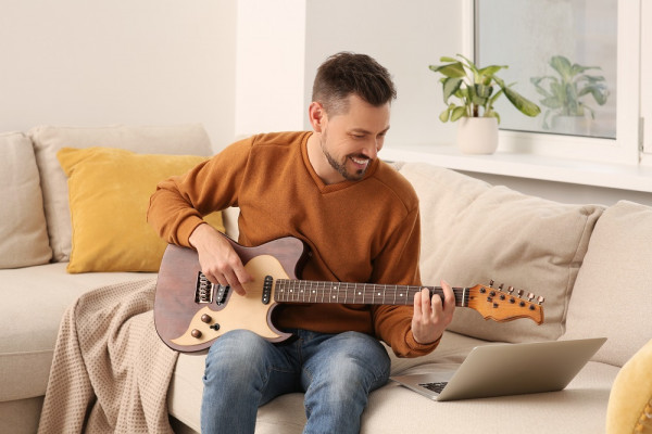 Mann-spielt-E-Gitarre-ein-Musikinstrument-das-Elektrosmog-erzeugt